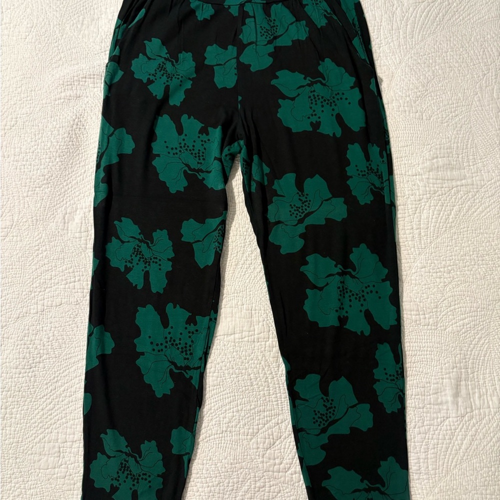 Ava Sky black and green pants pockets